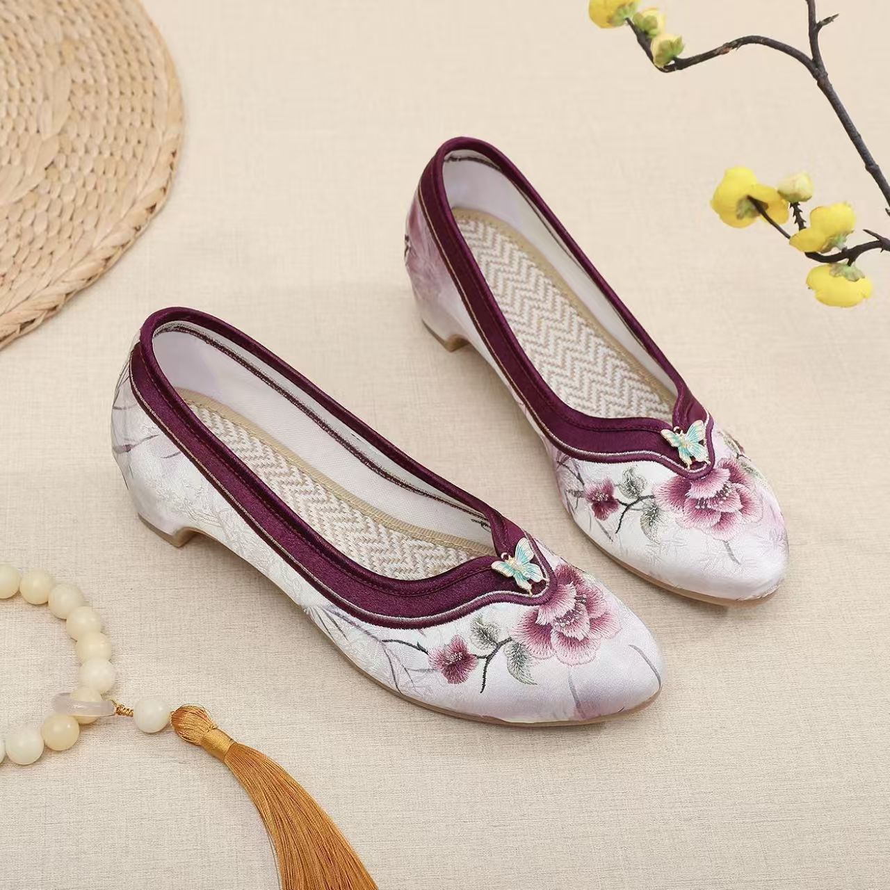 Woman Low Heel Embroidered Che - đánh giá và giá Embroidery Fabric
