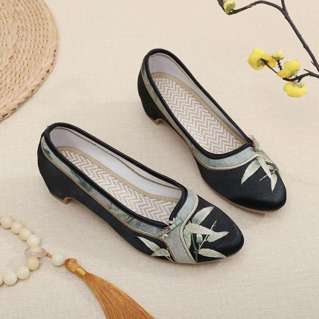 Woman Low Heel Embroidered Che - đánh giá và giá Embroidery Fabric
