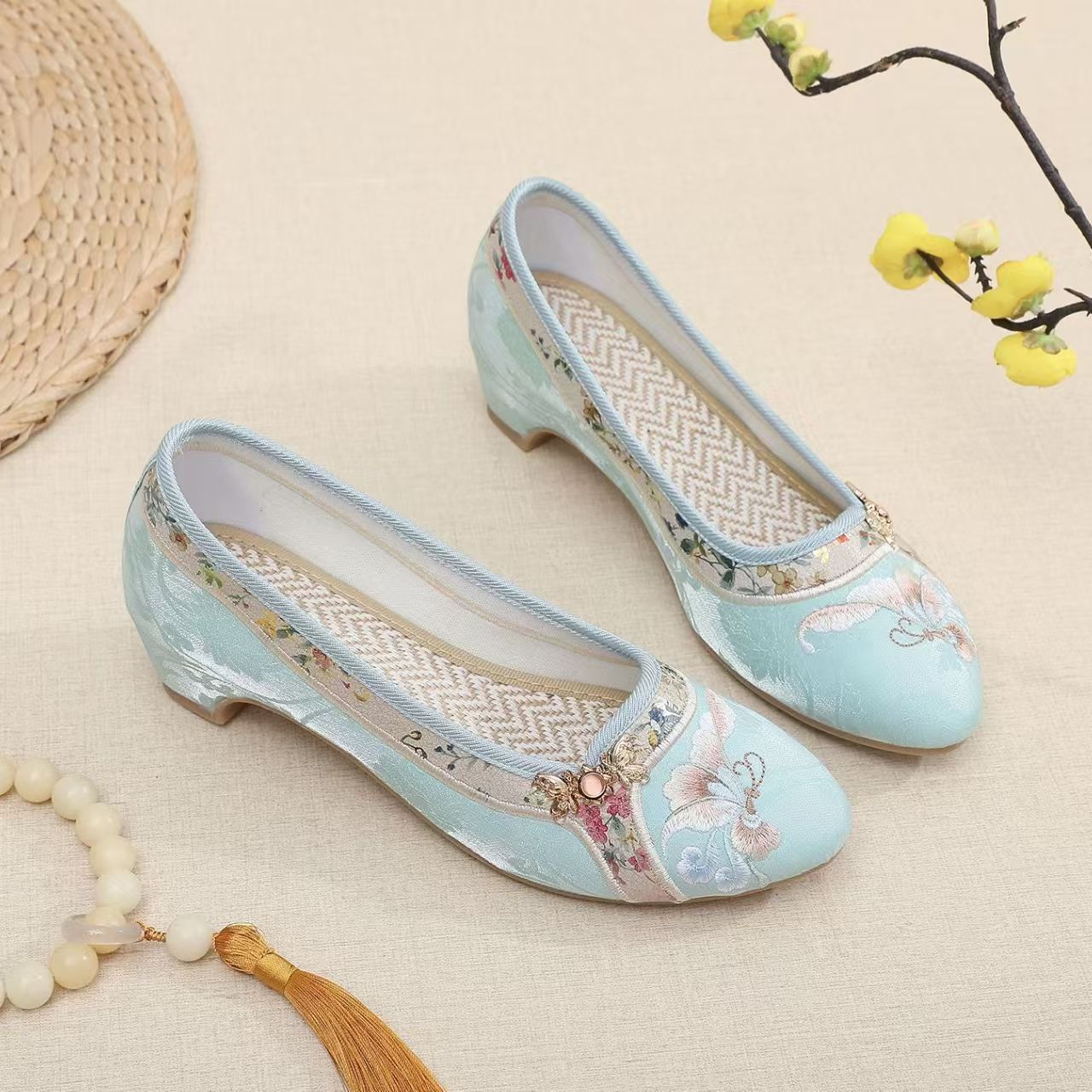 Woman Low Heel Embroidered Che - đánh giá và giá Embroidery Fabric