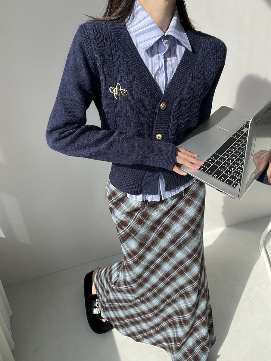 Original College Style V-Neck  - đánh giá và giá Embroidery Cardigan
