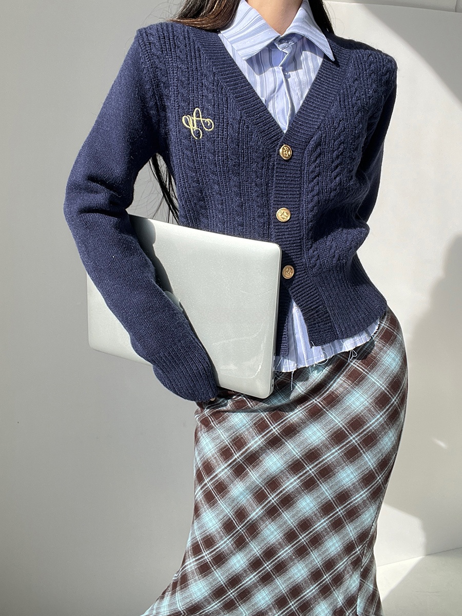 Original College Style V-Neck  - đánh giá và giá Embroidery Cardigan